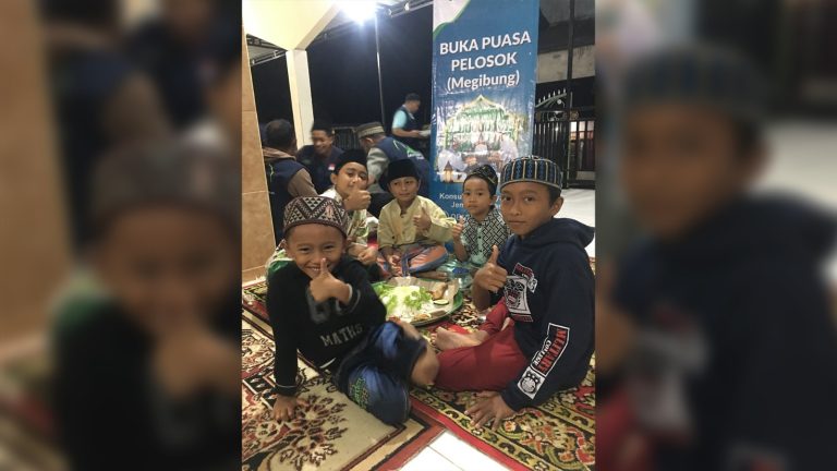 Nikmatnya Buka Puasa Dirasakan Warga Pelosok
