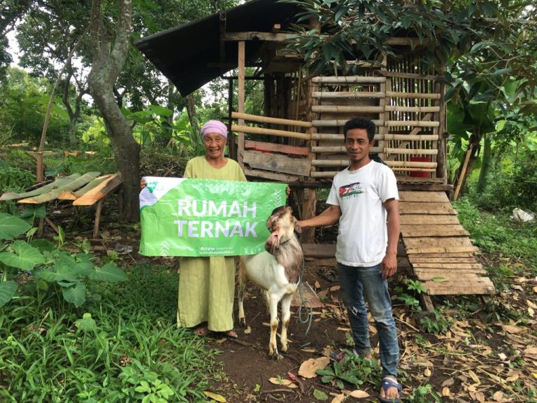 Bahagiakan Mbah Fatimah melalui Program Ternak Rakyat