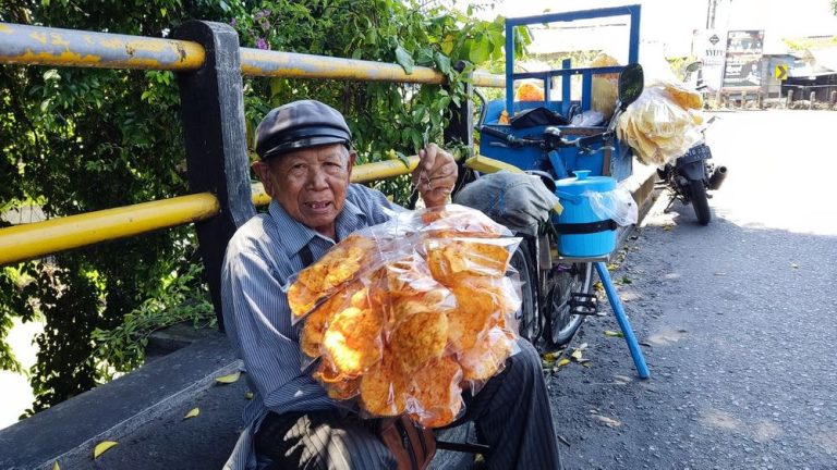 Seribu Rupiah di Sisa Tenaga Mbah Arifin