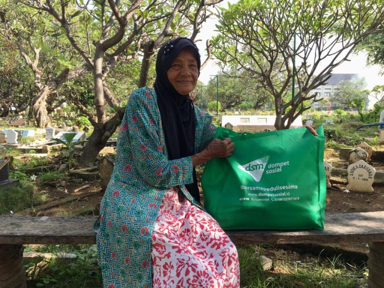 Sedekah Anda, Hamparkan Senyuman Mbah Ima