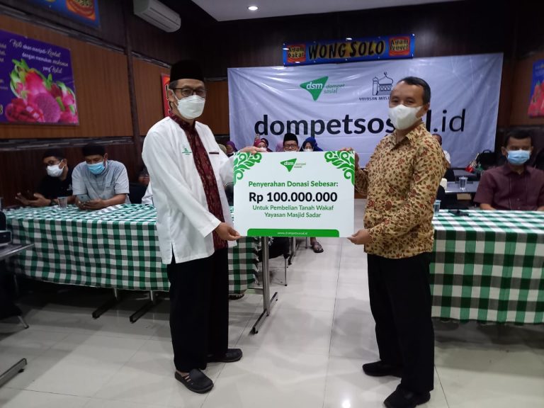DSM Serahkan Dana Program untuk Masjid Sadar