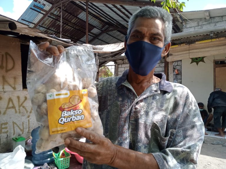 Maybank Syariah Gandeng DSM Bagikan Bakso Kurban