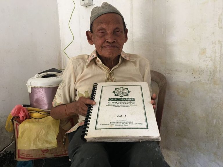 Kakek Tunanetra Tangguh Hidupi Anak Gangguan Jiwa