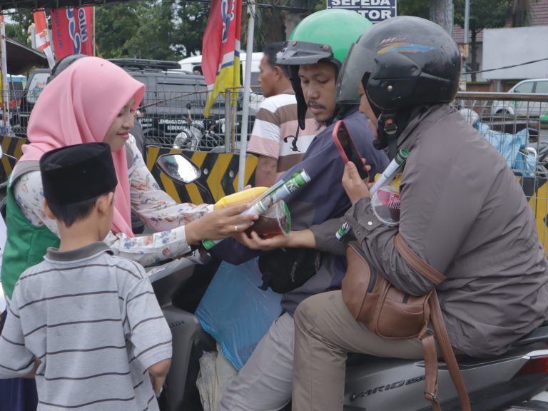 Tebar Takjil: Berbagi Kebaikan Menjelang Waktu Berbuka