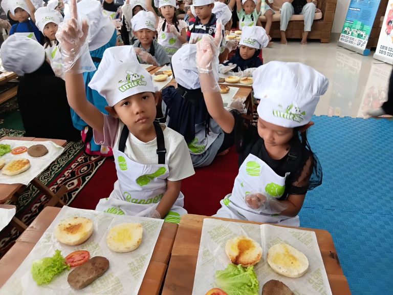 Melatih Motorik Anak Binaan Lewat Selada dan Patty
